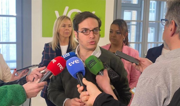 El presidente de Vox Asturias y diputado en el Congreso, José María Figaredo, atiende a los medios en la sede de la formación en Asturias.