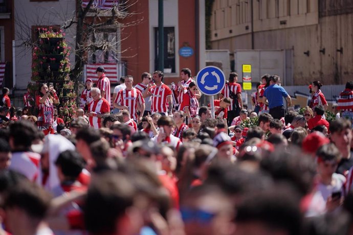 Miles de aficionados en la celebración de la Copa del Rey con motivo del paso de la gabarra