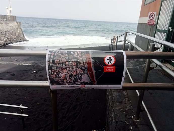 Playa cerrada al paso de personas tras los efectos del temporal de mar en Candelaria