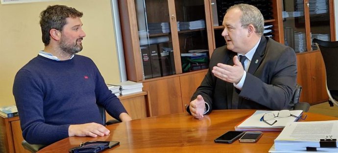 El viceconsejero de Industria y Transición Justa, Isaac Pola y al alcalde de Valdés, Óscar Pérez.