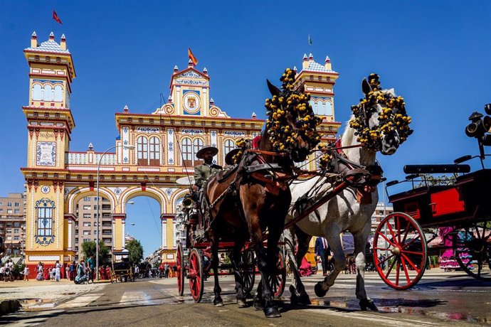 Archivo - Caballista y coches de caballo en el recinto ferial de la Feria de Abril de Sevilla el 26 de abril del 2023.