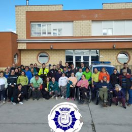 La Policía Local de Calahorra da a conocer su trabajo a los usuarios del Centro de Día "Áncora"
