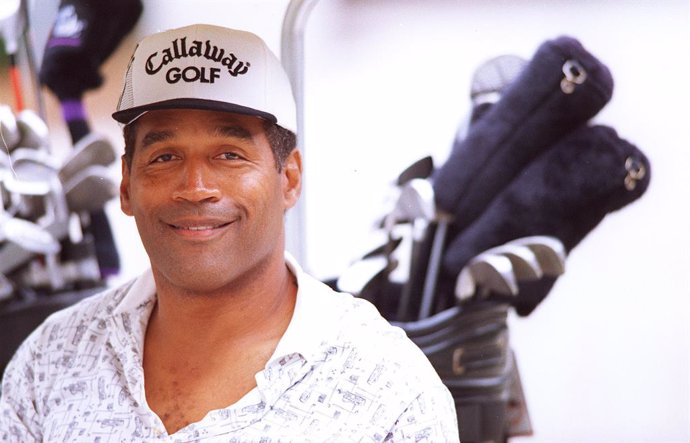 Archivo - August 7, 2016 - Thousand Oaks, California, U.S - O.J. Simpson sits in a golf cart while golfing at Los Robles Golf Course months after he was acquitted of the murder of his wife Nicole Brown Simpson and friend Ron Goldman.