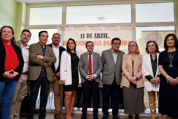 Autoridades en los actos del Día Munidial del Parkinson, en la sede de la asociación regional, en Mérida.