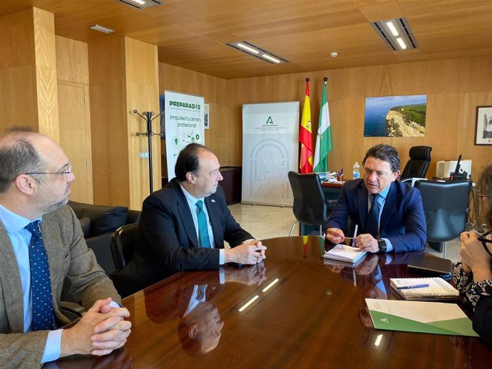 El delegado territorial de Empleo, Empresa y Trabajo Autónomo de la Junta en Cádiz, Daniel Sánchez Román, y el rector de la Universidad de Cádiz (UCA), Casimiro Mantell, en una primera reunión conjunta.