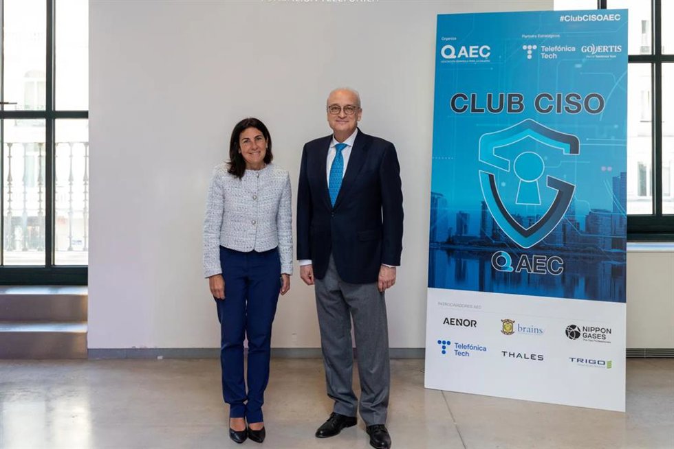 Archivo - La directora de Operaciones de Telefónica Tech para España y América, María Jesús Almazor, y el director general de la Asociación Española para la Calidad (AEC), Avelino Brito.