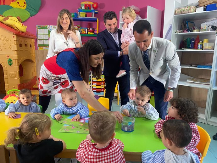 El delegado durante su vsita a la Escuela Infantil Bambi