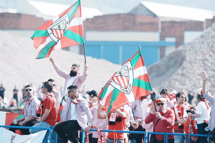 Los jugadores del Athletic Club en la gabarra celebran el título de Copa