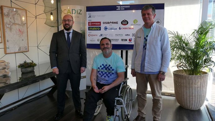 El vicepresidente cuarto de la Diputación de Cádiz y diputado de Turismo, Germán Beardo, el 'Chef del Mar', Ángel León, y el coordinador de I+D y Medio Ambiente de Aponiente, Juan Martín, en la presentación de 'Despesques'.