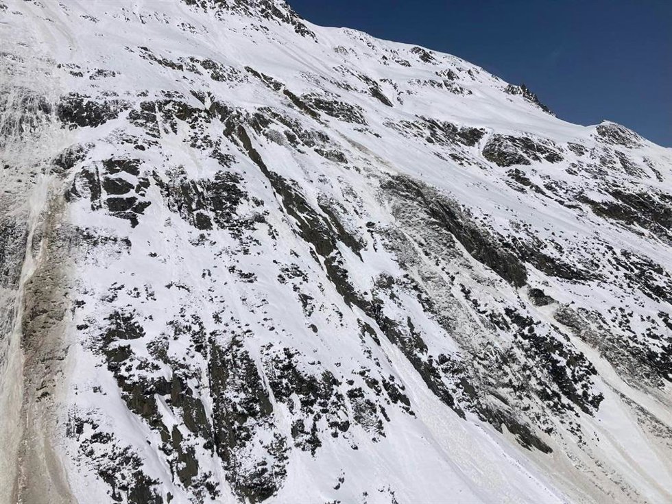 11 April 2024, Austria, Soelden: A view of the avalanche on Otztal Alps where two skiers from the Netherlands were killed. Photo: Unbekannt/BERGRETTUNG SLDEN/dpa