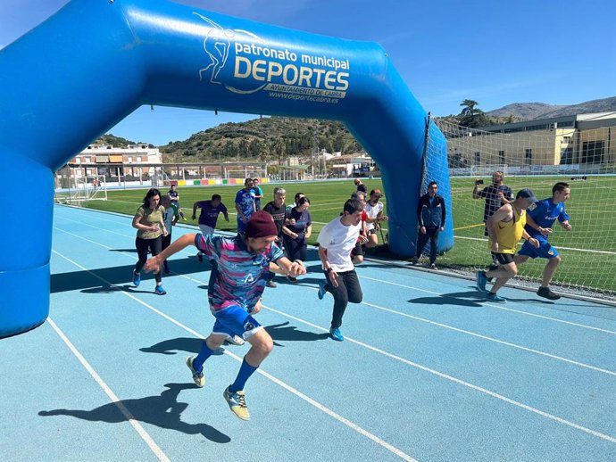 Pruebas de atletismo en el XV Campeonato Regional 'Deporte y Salud Mental' celebrado en Cabra (Córdoba).