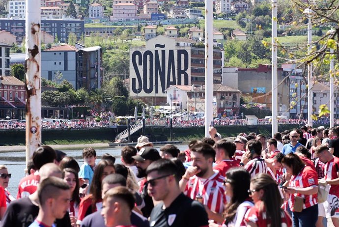 Aficionados del Athletic a la espera de la gabarra