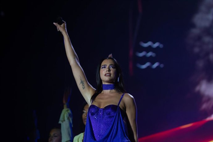 Imagen de archivo - La cantante Dua Lipa durante su activación en el Festival Primavera Sound 2022, en el Parc del Fòrum de Barcelona a 9 de junio de 2022, en Barcelona, Cataluña (España).