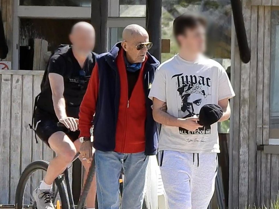 JULIÁN MUÑOZ SALE A DAR UN PASEO CON SU NIETO