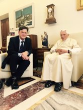 Foto: Seewald, biógrafo de Ratzinger: "Muchas reformas que dieron popularidad a Francisco fueron iniciadas por Benedicto XVI"