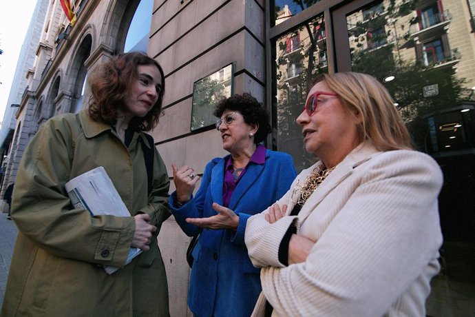 La consellera Gemma Ubasart amb les germanes de Pilar Heras