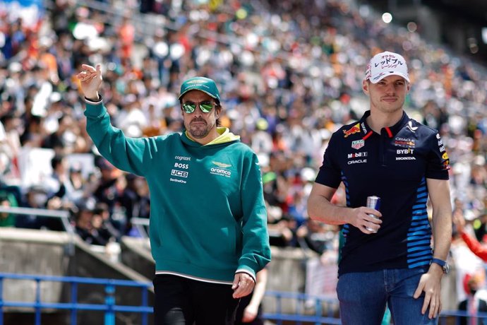 Fernando Alonso saluda durante el GP de Japón junto a Max Verstappen