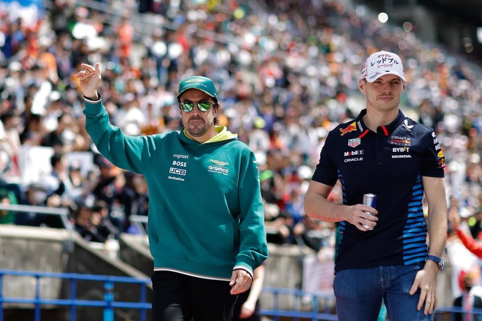 Fernando Alonso saluda durante el GP de Japón junto a Max Verstappen