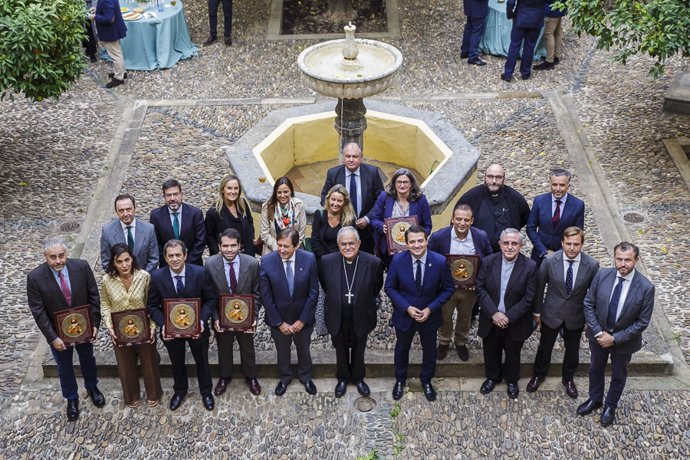 Archivo - Foto de familia de autoridades y galardonados en una edición anterior del Premios Felipe González de Canales.