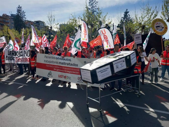 Concentración de los trabajadores de La Rioja Cuida frente al Palacete de Gobierno
