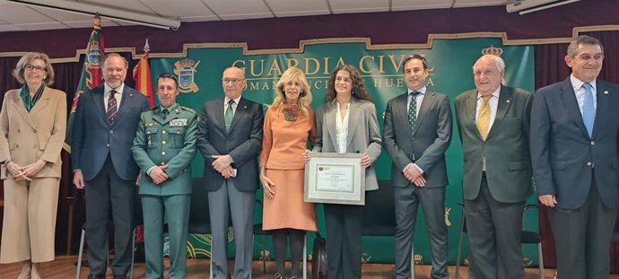 La Hermandad de Amigos de la Guardia Civil entrega el premio Habecu a la excelencia académica.