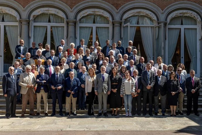 Los representantes de casas regionales, federaciones y cofradías con sede en Barcelona en un encuentro con el Ayuntamiento.