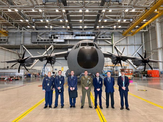 El subdelegado del Gobierno, en el centro, visita las instalaciones de Airbus, junto a responsables de la firma aeronútico y mandos militares.