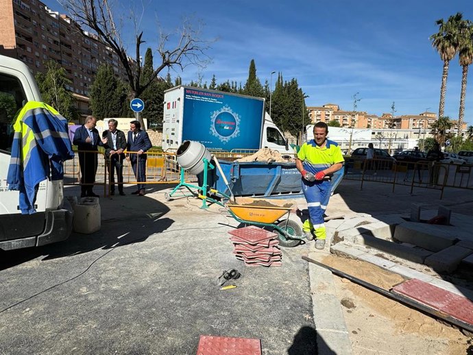 Visita a los trabajos para arreglar el socavón en la avenida de Arjona.