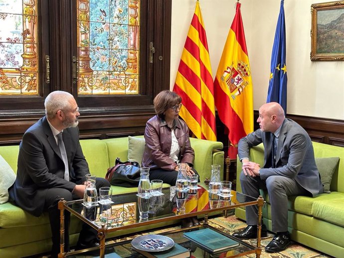 El delegado del Gobierno en Catalunya, Carlos Prieto, se reúne con la embajadora boliviana en España, Nardi Suxo, y el cónsul en Barcelona, Martín Barzuco.