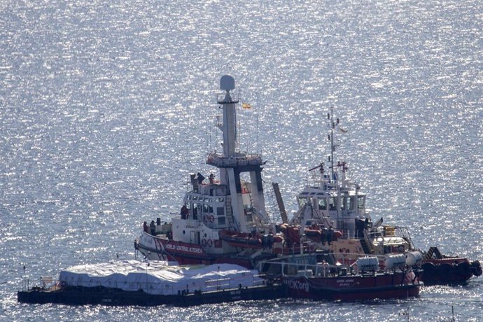 Un barco con ayuda humanitaria sale del puerto chipriota de Lárcana