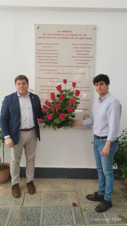 El diputado provincial de Cultura y Ciudadanía, Casimiro Fernández, clausura la Semana de la Memoria Democrática de Villaverde del Río junto a su alcalde.