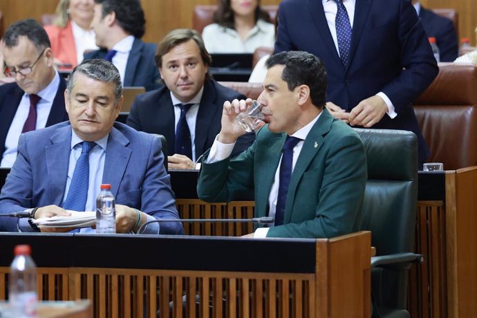 El presidente de la Junta de Andalucía, Juanma Moreno, interviene en la segunda jornada del Pleno del Parlamento andaluz. A 11 de abril de 2024, en Sevilla (Andalucía, España). Segunda jornada de Pleno, con Sesión de Control al Gobierno y preguntas de los