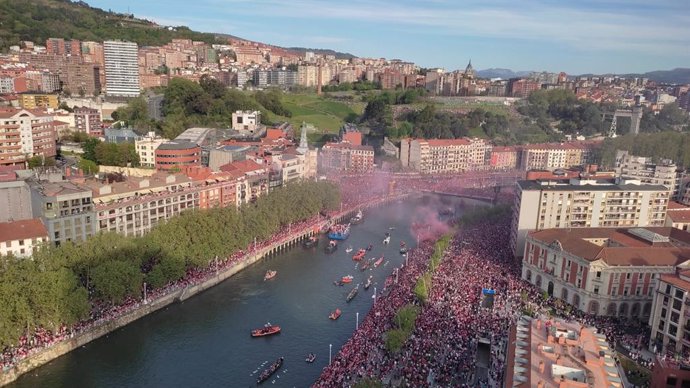 La gabarra llega a las inmediaciones del Ayuntamiento de Bilbao, colapsadas por la multitud
