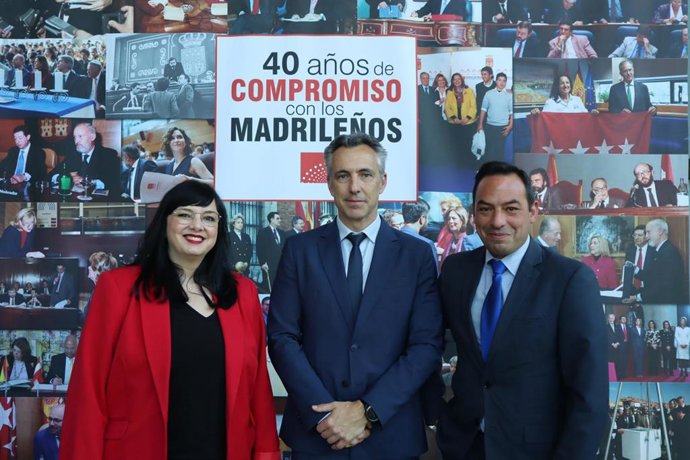 El secretario general de la Federación de Municipios de Madrid (FMM), José Manuel Zarzoso, junto al consejero de Medio Ambiente, Agricultura e Interior, Carlos Novillo