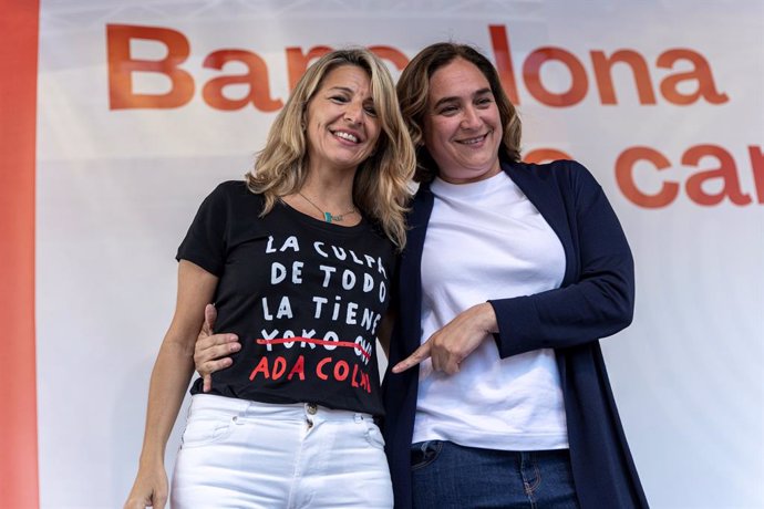 Archivo - Arxivo - La vice-presidenta segona i ministra de Treball, Yolanda Díaz (i) i l'alcaldessa de Barcelona i exalcaldesa de Barcelona, Ada Colau (d), en un míting, en plaça Major Nou Barris, a 13 de maig de 2023, a Barcelona, Catalunya (Espanya).