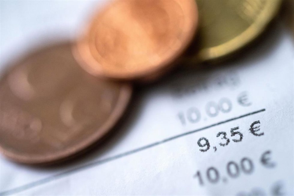 Factura y monedas.