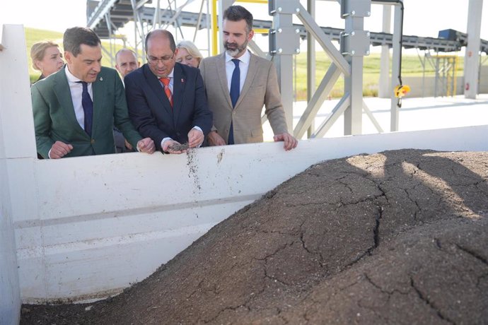 El presidente de la Junta de Andalucía, Juanma Moreno, en la inauguración de la planta de compostaje de Villamartín
