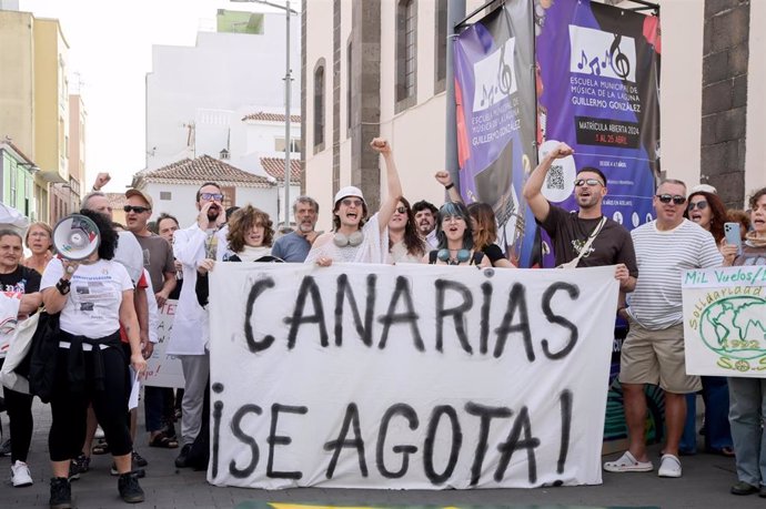 Manifestantes en apoyo de una huelga de hambre indefinida para pedir una moratoria turística en Canarias