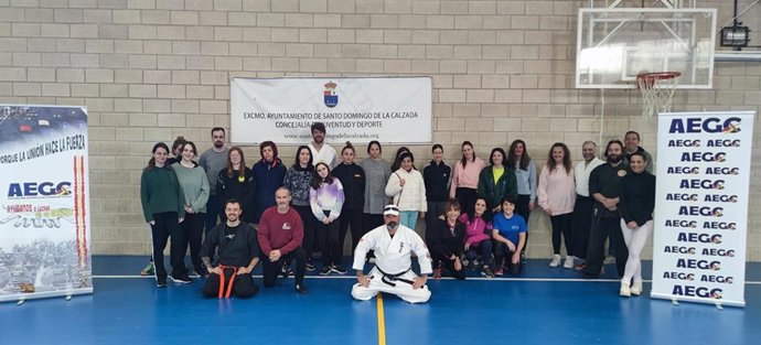 El V Curso de defensa personal femenina aporta 52 kilos de comida al Banco de Alimentos de La Rioja