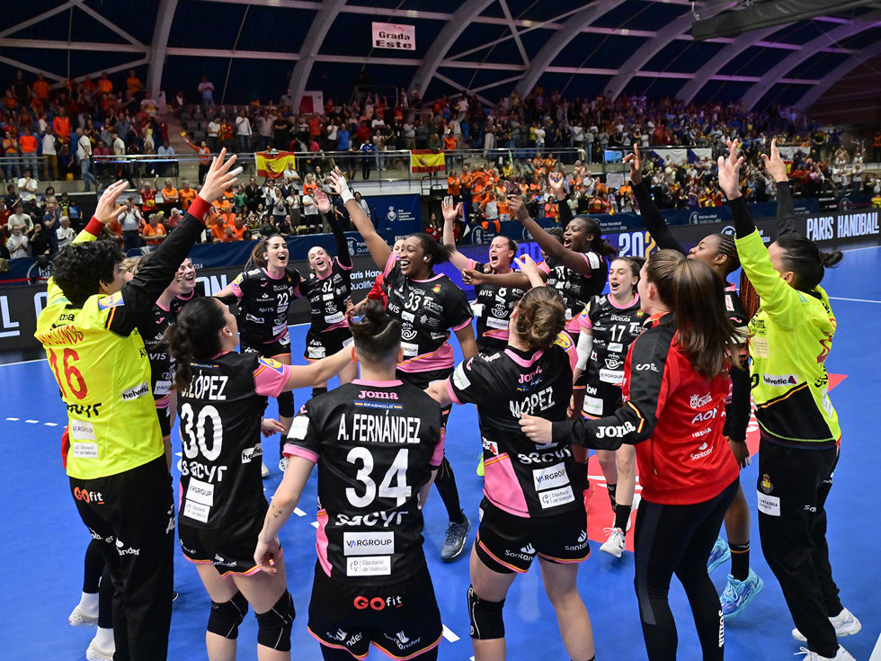 La selección española femenina de balonmano celebran la victoria ante República Checa en el primer partido del Preolímpico de Torrevieja (Alicante)