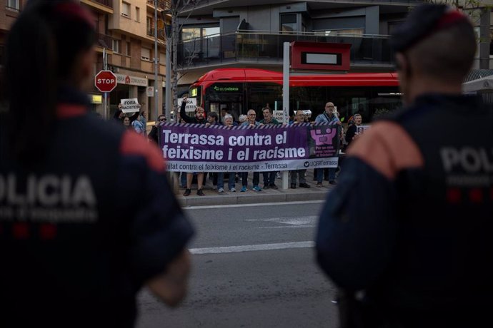 Unas 30 personas se concentran en Terrassa (Barcelona) contra un acto de Vox para presentar sus candidatos al 12M.