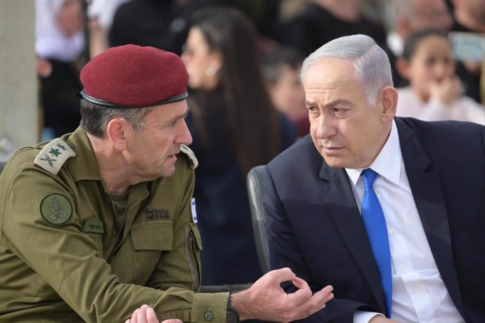 Archivo - March 7, 2024, Mitzpe Ramon, Israel: Israeli Prime Minister BENJAMIN NETANYAHU, Minister of Defense Yoav Gallant and IDF Chief of the General Staff, Lieutenant General, HERZI HALEVI partake in the IDF Combat Officers Course graduation ceremony a