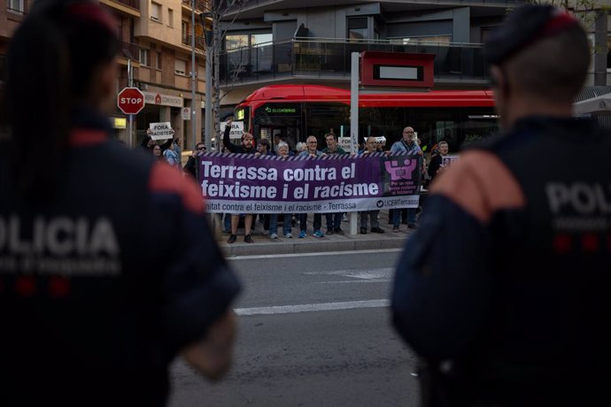 Unes 30 persones es concentren a Terrassa (Barcelona) contra un acte de Vox per presentar els seus candidats al 12M.