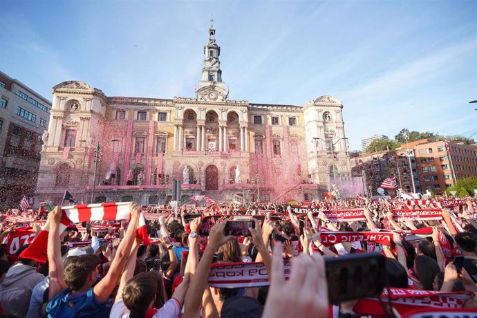 Una multitud de aficionados recibe al Athletic ante el Ayuntamiento de Bilbao