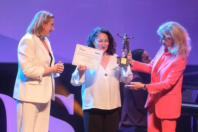 La diputada de Asistencia a Municipios e Igualdad, Pilar Martín, recoge el galardón de manos de la consejera de Familia e Igualdad de Oportunidades, Isabel Blanco, en un acto celebrado en Zamora