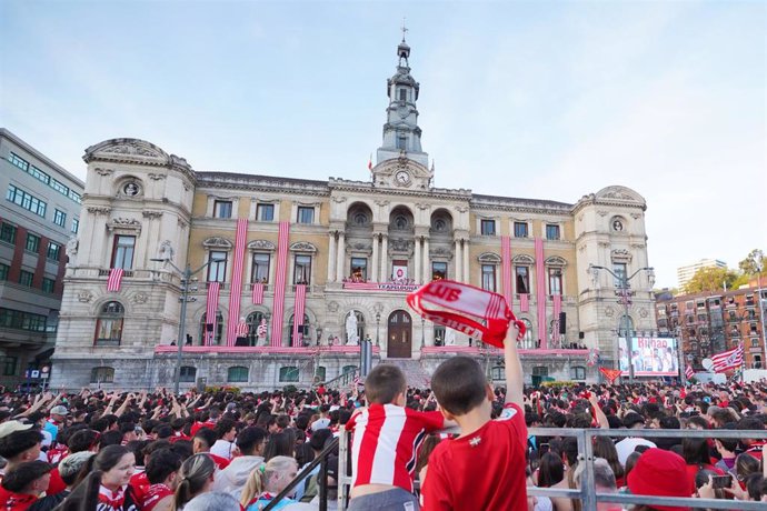 Miles de aficionados frente al Ayuntamiento de Bilbao jalean a los campeones de Copa