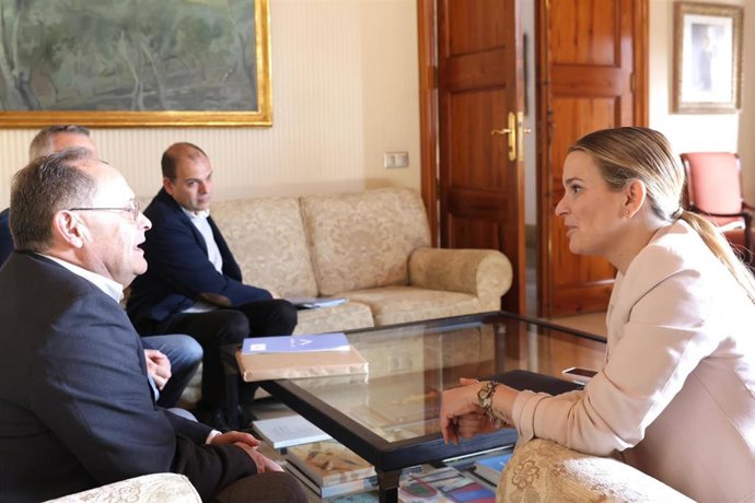 La presidenta del Govern, Marga Prohens, se reúne con el prior de Lluc, Marià Gastalver.
