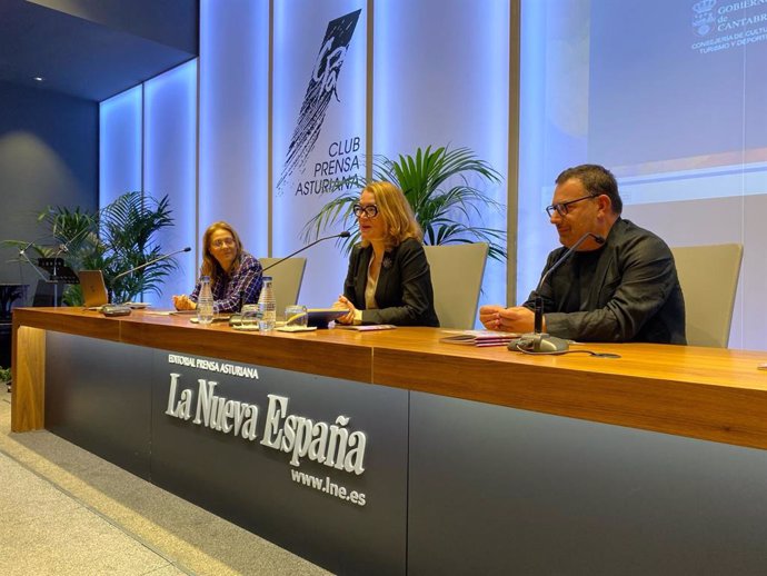 La consejera de Cultura, Turismo y Deporte, Eva Guillermina Fernández (centro), en el coloquio 'La música en el Camino, Asturias y Cantabria', celebrado en Oviedo