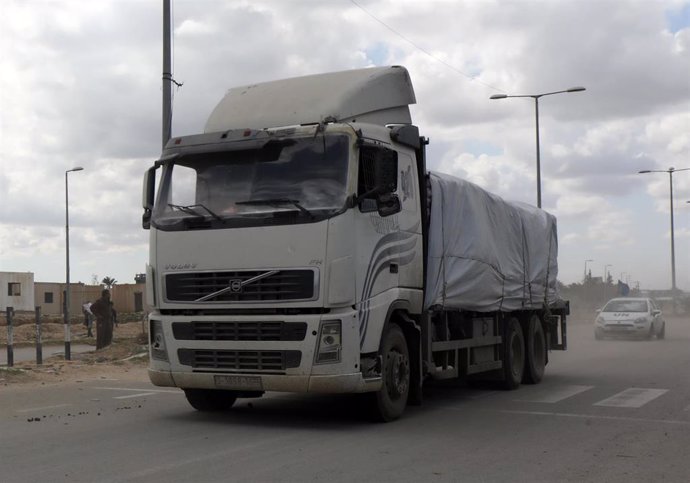 Archivo - Un camión con ayuda humanitaria para la Franja de Gaza