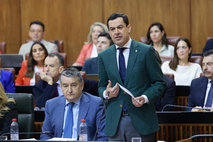 El presidente de la Junta de Andalucía, Juanma Moreno, interviene en la segunda jornada del Pleno del Parlamento andaluz. A 11 de abril de 2024, en Sevilla (Andalucía, España). Segunda jornada de Pleno, con Sesión de Control al Gobierno y preguntas de los